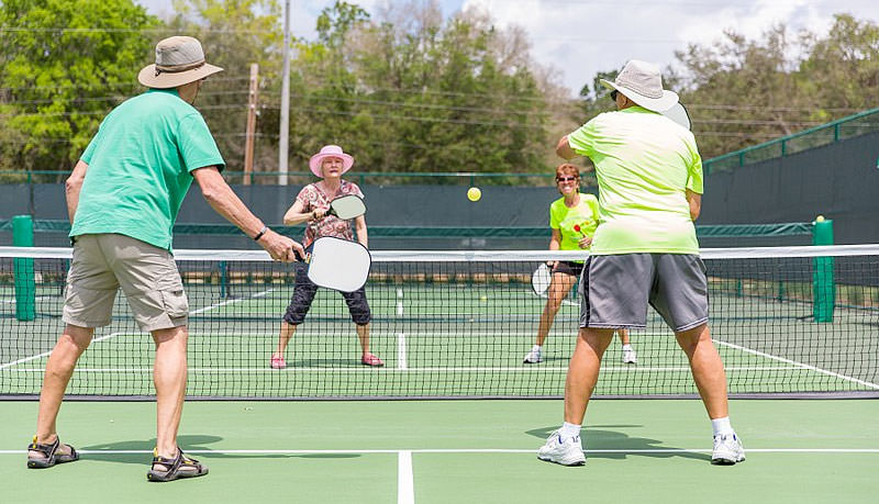 New To Pickleball? Here’s What To Look For In A Pickleball Paddle For New Players
